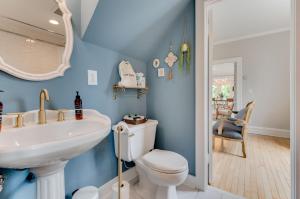 uma casa de banho azul com um lavatório e um WC em The Guest House - Estate em Excelsior