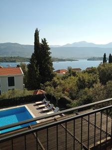 Villa con piscina y vistas al agua en Annabell apartman, en Tivat