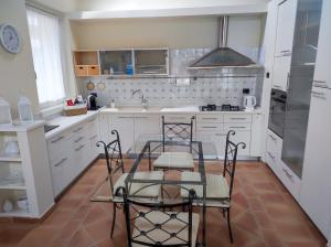 A kitchen or kitchenette at Villa Carmen