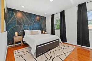 a bedroom with a large bed and a large window at The Payne House Old Town, Metro, Free Parking in Alexandria