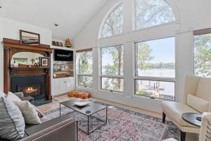 sala de estar con chimenea y ventanas grandes en Villa de Lago, en Minneapolis