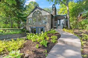 una casa con un camino que conduce a la puerta principal en Villa de Lago, en Minneapolis