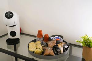 ein Korb mit Lebensmitteln auf einem Tisch neben einem Controller in der Unterkunft Palazzo Lorizzo - nel CUORE di OSTUNI in Ostuni