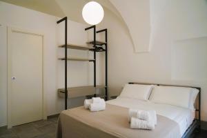 Un pat sau paturi într-o cameră la Palazzo Lorizzo - nel CUORE di OSTUNI