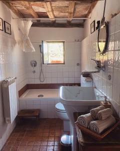 y baño con bañera, aseo y lavamanos. en Villa Gioietta, en Strada