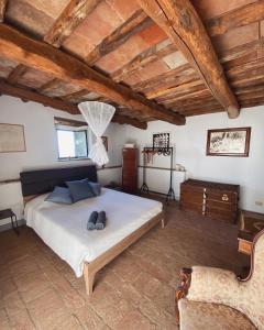 1 dormitorio con cama y techo de madera en Villa Gioietta, en Strada