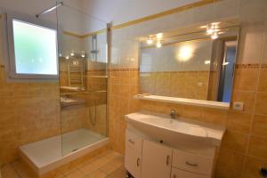 Bathroom sa VAUJANYLOCATIONS - ROCHES GRANDES 47