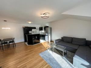 a living room with a couch and a table at Casa Sali - stilvolle Ferienwohnung bei Heidelberg mit Terrasse & Parkplatz in Leimen