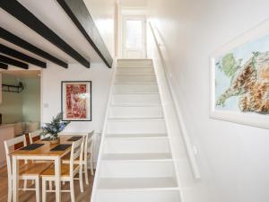 Una escalera en una casa con comedor y mesa en 12 Brynffynnon en Y Felinheli