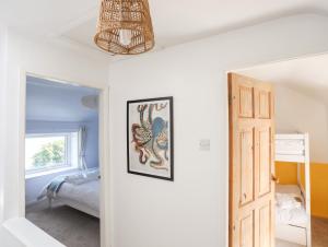 Habitación con cama y una foto de pulpo en la pared. en 12 Brynffynnon en Y Felinheli