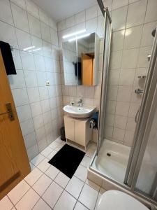 bagno con lavandino, doccia e servizi igienici di Casa Sali a Leimen