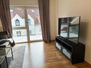 un soggiorno con una grande TV a schermo piatto di Casa Sali a Leimen