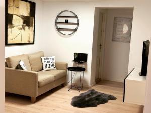 uma sala de estar com um sofá e uma mesa em «Sea View Apartment Finnøy Island» em Stavanger