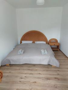 1 dormitorio con 1 cama con 2 toallas en Agroturystyka ,Jarzębina', en Harkabuz
