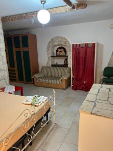 uma sala de estar com um sofá e uma cortina vermelha em Casasofé em Vico del Gargano