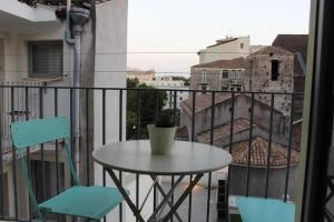 een tafel en twee stoelen op een balkon bij Orto siculo house-3 in Catania