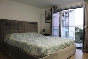 een slaapkamer met een bed en een balkon bij Orto siculo house-3 in Catania