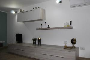 een woonkamer met een dressoir met een tv erop bij Orto siculo house-3 in Catania