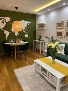 - un salon avec une table et une carte du monde sur le mur dans l'établissement Happy green home, à Fontana