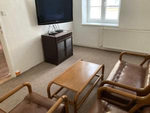 Televízia a/alebo spoločenská miestnosť v ubytovaní Apartmány u Arény Ostrava