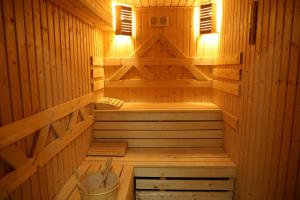 una sauna con un banco y un cubo en ella en Опълченец, en Shipka