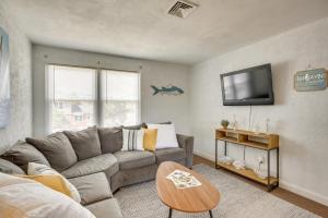 Μια τηλεόραση ή/και κέντρο ψυχαγωγίας στο Wildwood Crest Getaway with Deck, Walk to Beach!