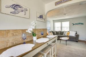 Χώρος καθιστικού στο Wildwood Crest Getaway with Deck, Walk to Beach!