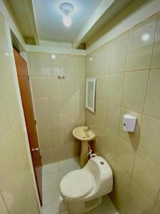 a bathroom with a toilet and a sink at Casa de Vacaciones ECOWASI VERAS in Capurganá