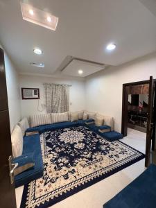 een woonkamer met een bank en een tapijt bij Private Family's Apartment in Obhor