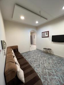 een woonkamer met een bed en een flatscreen-tv bij Private Family's Apartment in Obhor