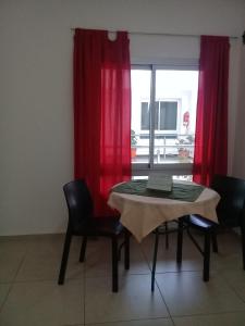 マルコス・ファレスにあるDepartamento centrico monoambiente 1er piso nuevo sencillo Av Belgrano D5の窓のある部屋で、テーブル(ノートパソコン付)