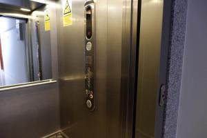 un ascensor en un tren del metro con una puerta en Shamrock Apartments, en St Paul's Bay