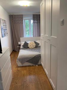een slaapkamer met een bed en een raam bij Take a break apartment in Ustka