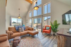 Χώρος καθιστικού στο Bright Wyoming Retreat with Deck and Mountain Views!