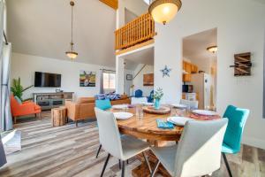 Χώρος καθιστικού στο Bright Wyoming Retreat with Deck and Mountain Views!