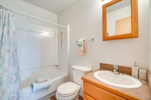 Ένα μπάνιο στο Bright Wyoming Retreat with Deck and Mountain Views! +16 φωτογραφίες