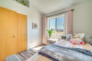 Ένα ή περισσότερα κρεβάτια σε δωμάτιο στο Bright Wyoming Retreat with Deck and Mountain Views!