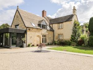 an external view of a house with a gravel driveway at Suncroft in Cheltenham