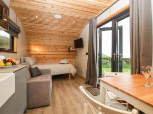 een kleine kamer met een bed en een eettafel bij Orchard in Dalton in Furness