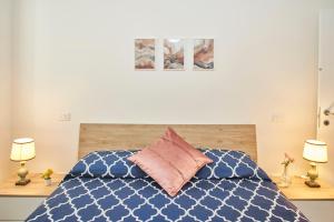 Ein Bett oder Betten in einem Zimmer der Unterkunft Azure spot in Siena centre - Apt centrale con balcone