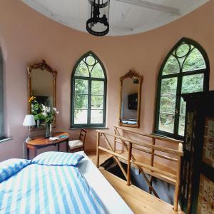 ein Schlafzimmer mit einem Bett und einem Woodenbyterianasteryasteryasteryastery in der Unterkunft Rapunzel trifft Dornröschen in Schweizermühle