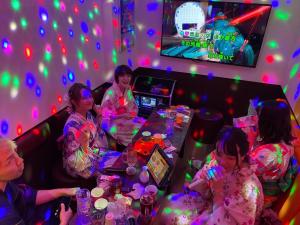 um grupo de mulheres jogando um jogo de vídeo em um bar em Hotel Tokyo Hub - Vacation STAY 27587v em Tóquio