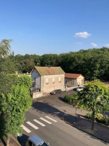 een luchtzicht op een straat met een huis en een auto bij Studio au cœur de chatelguyon in Châtel-Guyon