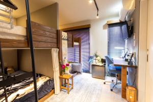 東京にあるHotel Tokyo Hub - Vacation STAY 27692vの二段ベッドとデスクが備わる客室です。