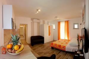 um quarto com uma cama e uma taça de fruta em Central Luxury Rooms Izidor em Split