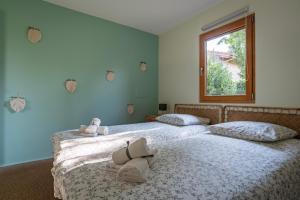 two beds in a bedroom with towels on them at Le Grand Nichoir de la Colline - Parking - Wifi in Mutzig