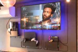 una pantalla de TV con un videojuego. en Hotel Tokyo Hub - Vacation STAY 27674v en Tokio