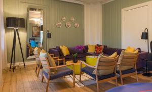 un soggiorno con divano, tavolo e sedie di Kollen Slottet a Oslo