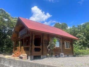 mały drewniany dom z czerwonym dachem w obiekcie Log house Hata - Vacation STAY 29001v w mieście Shima