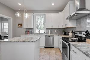 O bucătărie sau chicinetă la Spacious, Vibrant Home 'n Central Richmond, VA!